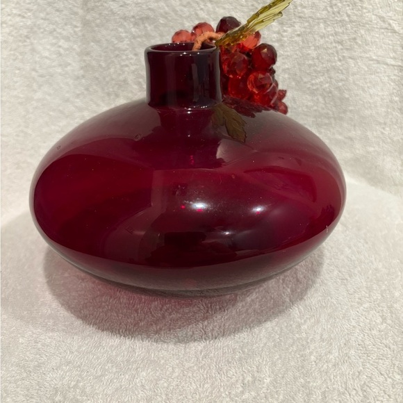 Elegant burgundy/red Bulb Glass Vase with red berry accent - Picture 2 of 7